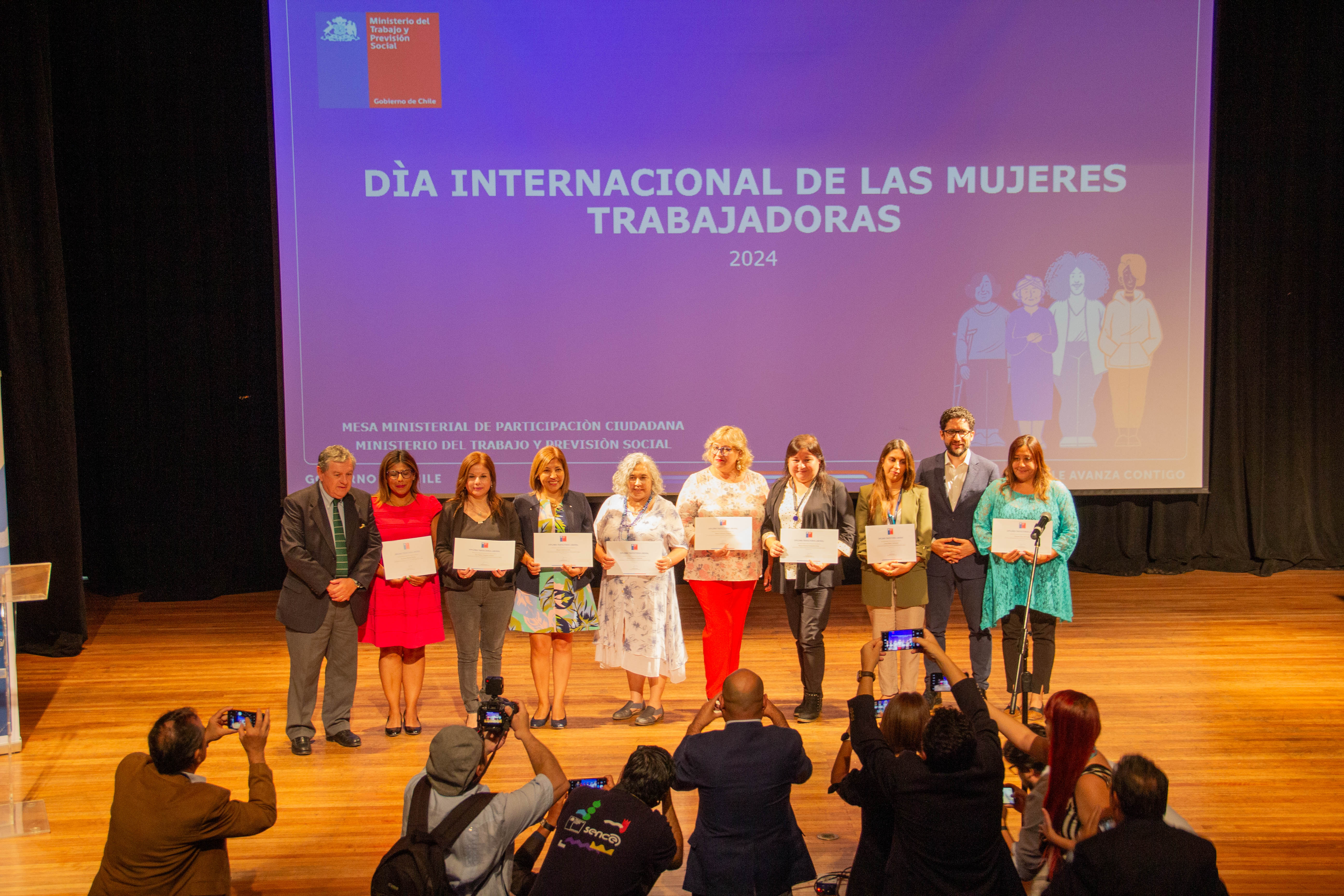 Funcionarias y presidenta del COSOC de la DICREP recibieron reconocimiento